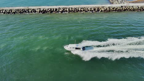 Drohnenaufnahme-Eines-Schnellboots,-Das-Sich-Sehr-Schnell-In-Der-Bucht-In-Miami-Bewegt,-Luftbild-Videohintergrund-In-4k