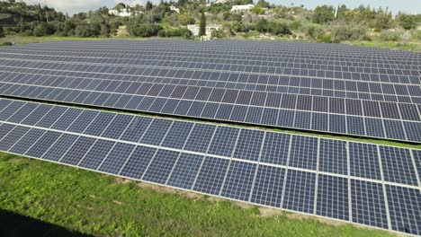 Lange-Reihen-Von-Sonnenkollektoren-Auf-Einem-Großen-Solarpark