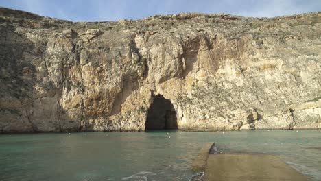 Enthüllen-Inlandseehöhlen-In-Malta,-Wenn-Man-Auf-Steinpfeilern-Auf-Der-Insel-Gozo-Steht