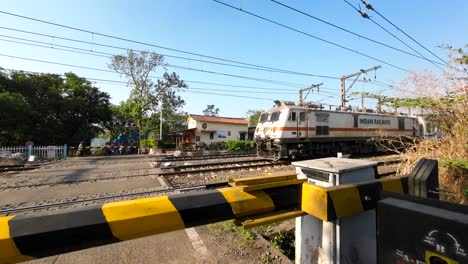 Vorbeifahrender-Zug-Am-Bahnübergang-Indien-Maharashtra