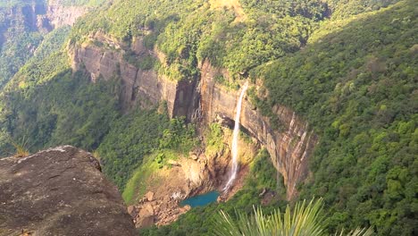 Cascada-Aislada-Que-Cae-Desde-La-Cima-De-La-Montaña-Enclavada-En-Bosques-Verdes-Desde-El-ángulo-Superior-Video-Tomado-En-Las-Cascadas-Nohkalikai-Cherrapunji-Meghalaya-India