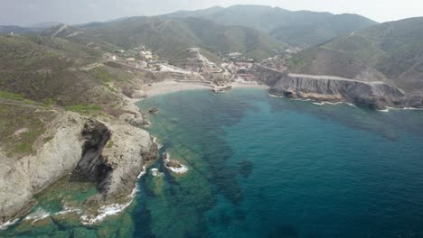 Luftaufnahme-Der-Wunderschönen-Bucht,-Des-Kristallklaren-Wassers-Und-Der-Sandstrände-Eines-Kaps-Argentiera---Ehemalige-Silberminen-In-Sardinien,-Italien