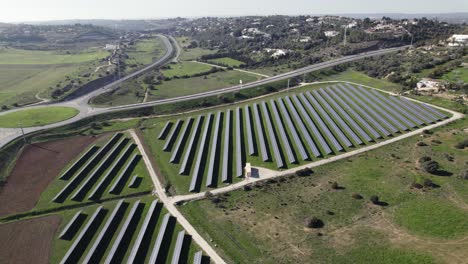 Granja-Solar-Fotovoltaica-Con-Vista-De-Arriba-Hacia-Abajo,-Futuro-Generador-De-Energía,-Lagos
