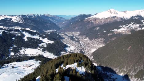 Drone-Elevándose-Sobre-Las-Montañas-En-Los-Alpes-Durante-Un-Día-Soleado