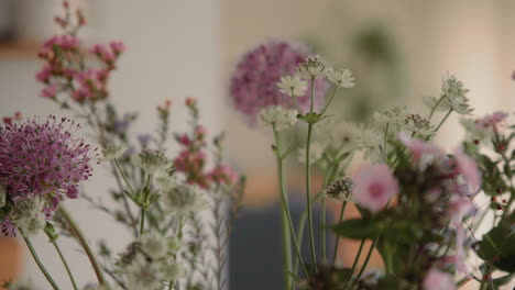 Rotierende-Vase-Mit-Frischen-Blumen,-Blumenstrauß-Auf-Dem-Tisch-Drinnen-Zu-Hause-Nahaufnahme-4k