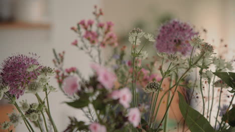 Vase-Mit-Frischen-Blumen,-Blumenstrauß-Auf-Dem-Tisch-Drinnen-Zu-Hause-Zoom-In-Nahaufnahme-4k