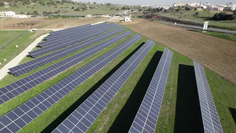 Concepto-De-Granja-De-Energía,-Filas-De-Paneles-Solares-En-El-Campo,-Lagos