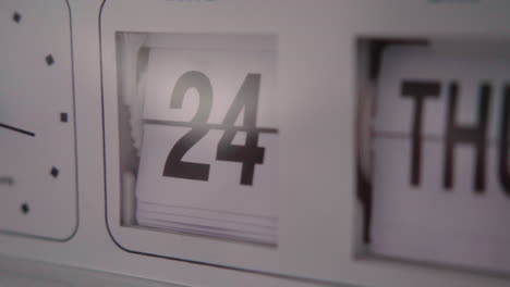Retro-Flip-Clock-Calendario-Girando-Rápido-Girando-A-Través-De-Los-Días