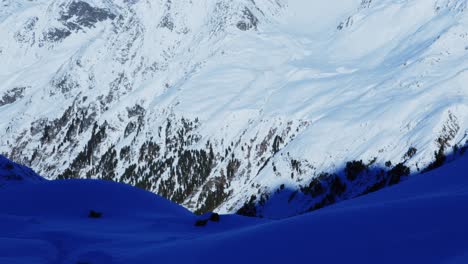 Picos-Alpinos-Nevados-En-Un-Día-Soleado-De-Invierno-En-Los-Alpes-Del-Tirol---Vista-Inclinada