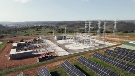 Central-Eléctrica-Generadora-Industrial,-Concepto-De-Energía-Solar,-Granja-Solar-Con-Vista-Aérea,-Portugal