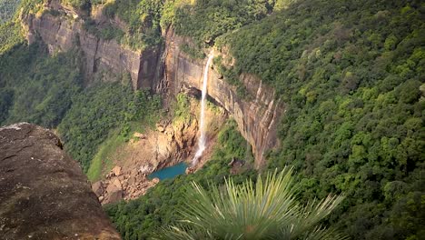 Isolierter-Wasserfall,-Der-Von-Der-Bergspitze-Fällt,-Eingebettet-In-Grüne-Wälder,-Aus-Dem-Oberen-Winkelvideo,-Aufgenommen-An-Den-Nohkalikai-wasserfällen,-Cherrapunji-Meghalaya,-Indien