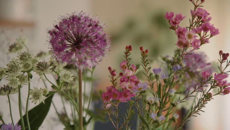 Vase-Mit-Frischen-Blumen,-Blumenstrauß-Auf-Dem-Tisch-Zu-Hause,-Nahaufnahme-4k