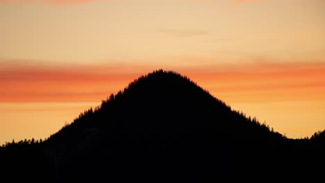 Bergsilhouette-Bei-Sonnenuntergang.---Zeitraffer