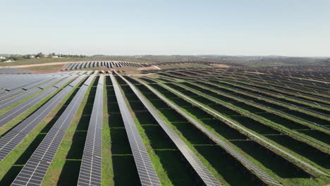 Reihen-Von-Sonnenkollektoren-Auf-Einem-Kommerziellen-Solarpark,-Der-Grüne-Energie-Produziert