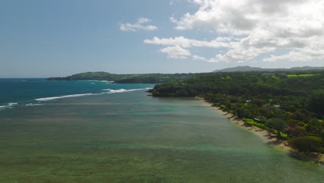 Impresionante-Vista-Aérea-De-Los-Arrecifes-De-Coral-En-La-Marea-Baja-En-La-Playa-De-Anini,-Costa-Norte-De-Kauai,-Hawaii,-Estados-Unidos