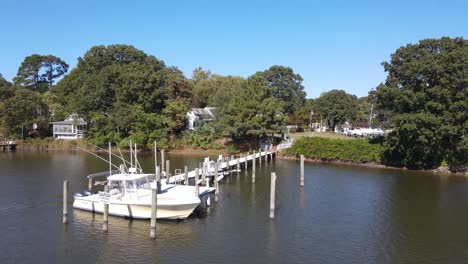 Ein-Boot,-Das-An-Einem-Schönen,-Sonnigen-Tag-Vor-Der-Chesapeake-Bay-Anlegt