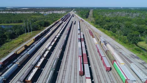 4K-Drohnenvideo-Von-Zügen-Und-Lokomotiven-Im-CSX-Winston-Zugbahnhof-In-Lakeland,-Florida
