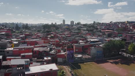 Luftlandschaftsbild-Des-Favela-Fußballplatzes---Fliegen-über-Slums-Im-Bezirk-Campo-Limpo,-Stadt-São-Paulo-In-Brasilien