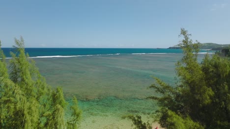 Luftaufnahme,-Die-Erstaunliche-Natürliche-Pools-Mit-Klarem-Kristallwasser-Enthüllt,-Die-Bei-Ebbe-An-Korallenriffen-In-Anini-Beach,-Kauai,-Hawaii,-Entstanden-Sind