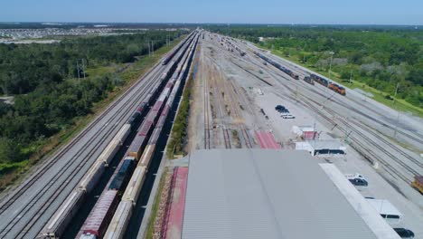 Video-De-Drones-De-4k-De-Trenes-Y-Locomotoras-En-El-Patio-De-Trenes-De-Csx-Winston-En-Lakeland,-Florida