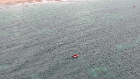Drohne-Des-Surf-Lebensretters-Wacht-über-Schwimmer-Vom-Boot-4k