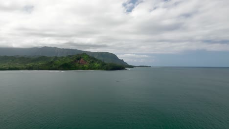 Lado-Oeste-De-La-Bahía-De-Hanalei,-Hacia-El-Punto-De-Makahoa-En-La-Isla-De-Kauai,-Hawaii,-EE.UU.
