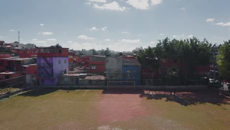 Luftlandschaftsbild-Des-Favela-Fußballplatzes---Fliegen-über-Slums-Im-Bezirk-Capão-Redondo,-Stadt-São-Paulo-In-Brasilien