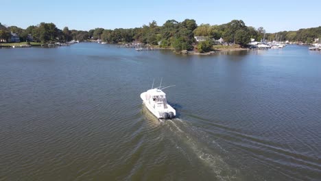Un-Barco-En-Su-Camino-De-Regreso-Al-Muelle-Después-De-Estar-En-La-Bahía-De-Chesapeake