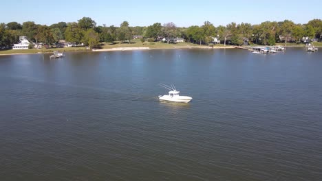 Ein-Drohnenschuss,-Der-Sich-Um-Ein-Einzelnes-Boot-Wickelt,-Das-Aus-Einer-Bucht-Vor-Der-Chesapeake-Bay-Kommt