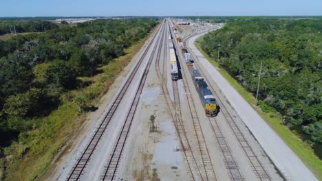 4K-Drohnenvideo-Von-Zügen-Und-Lokomotiven-Im-CSX-Winston-Zugbahnhof-In-Lakeland,-Florida