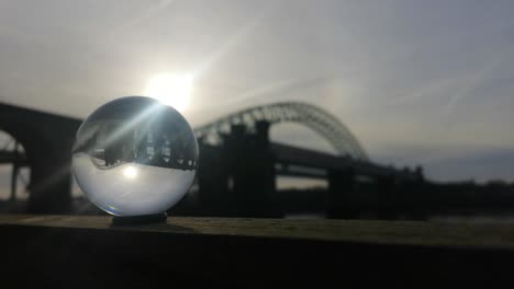Kristallkugel,-Die-Verschwommene-Bogenbrücke-Bei-Sonnenaufgang-Reflektiert,-ätherische-Vision-Zukünftiger-Weissagung