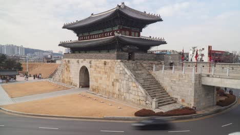Vista-Interior-De-La-Puerta-Norte-De-La-Fortaleza-De-Hwaseong---Nombre-Coreano---Janganmun,-También-Conocido-Como-Bungmun---Personas-Y-Lapso-De-Tiempo-De-Tráfico