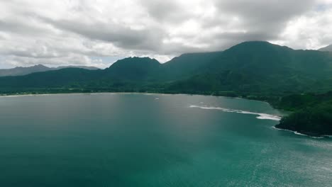Hanalei-bay-and-Halelea-forest-reserve-on-background,-in-Kauai-island,-Hawaii