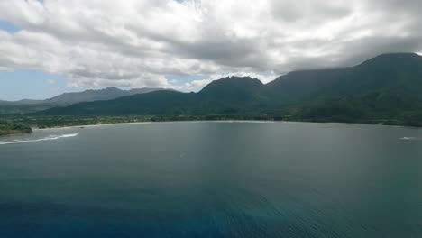Tiro-Panorámico-Sobre-La-Bahía-De-Hanalei-En-La-Isla-De-Kauai,-Hawaii,-Estados-Unidos