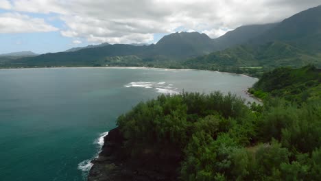 drone-revealing-view-over-stunning-Hanalei-Bay-coastline-in-Kauai-island,-Hawaii,-at-summer-daytime