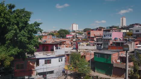 Imagen-Aérea-Del-Paisaje-Del-Campo-De-Fútbol-De-La-Favela---Volando-Sobre-Los-Barrios-Marginales-En-El-Distrito-De-Campo-Limpo,-Ciudad-De-São-Paulo-En-Brasil