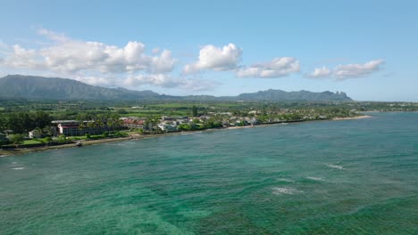 Türkisfarbene-Meereswellen-Aus-Der-Luft,-Die-Reibungslos-In-Richtung-Der-Tropischen-Küste-Von-Kauai-Fließen