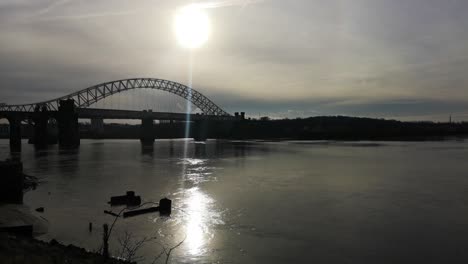 Sonnenaufgang-über-Dem-Industrieschiffswrack-In-Der-Schimmernden-Mündung-Des-Flusses-Mersey-Unter-Der-Silberjubiläumsbrücke