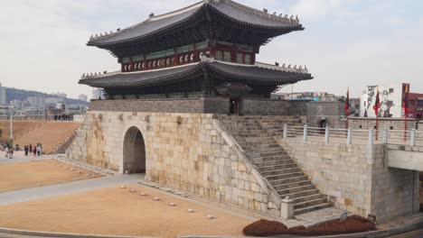 People-visiting-and-walking-on-North-Gate-of-Hwaseong-Fortress-in-Suwon-city,-South-Korea---zoom-out-time-lapse