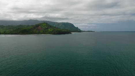 Westseite-Der-Hanalei-Bay,-In-Richtung-Waikoko-Beach,-Auf-Der-Insel-Kauai,-Hawaii,-USA