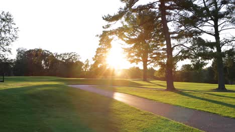 Ich-Mache-Eine-Zeitlupenaufnahme-Des-Sonnenuntergangs-Auf-Einem-Golfplatz