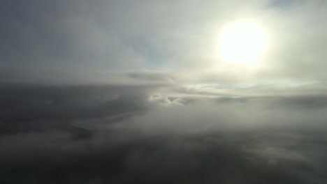 Dolly-Inn-über-Wolken-Bei-Sonnenaufgang,-Mit-Blick-Auf-Die-Sonne-Hinter-Den-Wolken