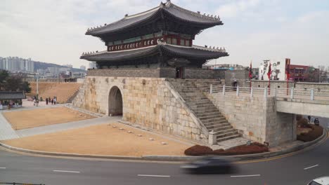 Puerta-Norte-De-La-Fortaleza-De-Hwaseong---Janganmun,-Conocido-Localmente-Como-Bungmun---Lapso-De-Tiempo-Diurno