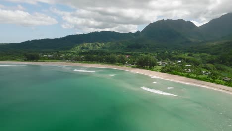 Vuelo-De-Drones-Sobre-La-Bahía-De-Hanalei,-En-La-Costa-Norte-De-La-Isla-De-Kauai-En-Hawaii,-Estados-Unidos