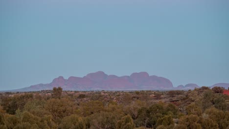 Ein-Zeitraffer-Eines-Vollmonduntergangs-Hinter-Kata-tjuta-Kurz-Vor-Sonnenaufgang-Im-Australischen-Outback