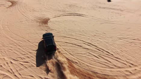 Zeitlupen-FPV-Drohnenclip-Eines-Geländewagens-In-Der-Wüste