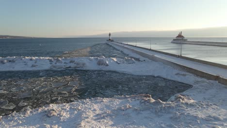 Ice-bergs-ice-formations-in-Canal-Park,-Duluth-Minnesota-winter