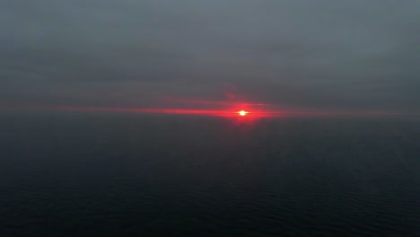 Winterbewölkter-Sonnenaufgang-Mit-Seerauch-über-Dem-Ozean