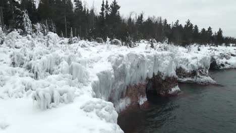 Árboles-Congelados-Y-Formaciones-De-Hielo-En-El-Parque-Estatal-Tettegouche-North-Shore-Minnesota-Lake-Superior-Shore-Invierno