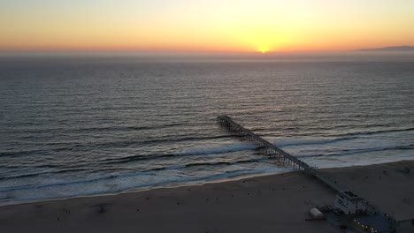 Malerischer-Sonnenuntergang-Am-Pismo-Beach-Kalifornien---Luftdrohnenaufnahme